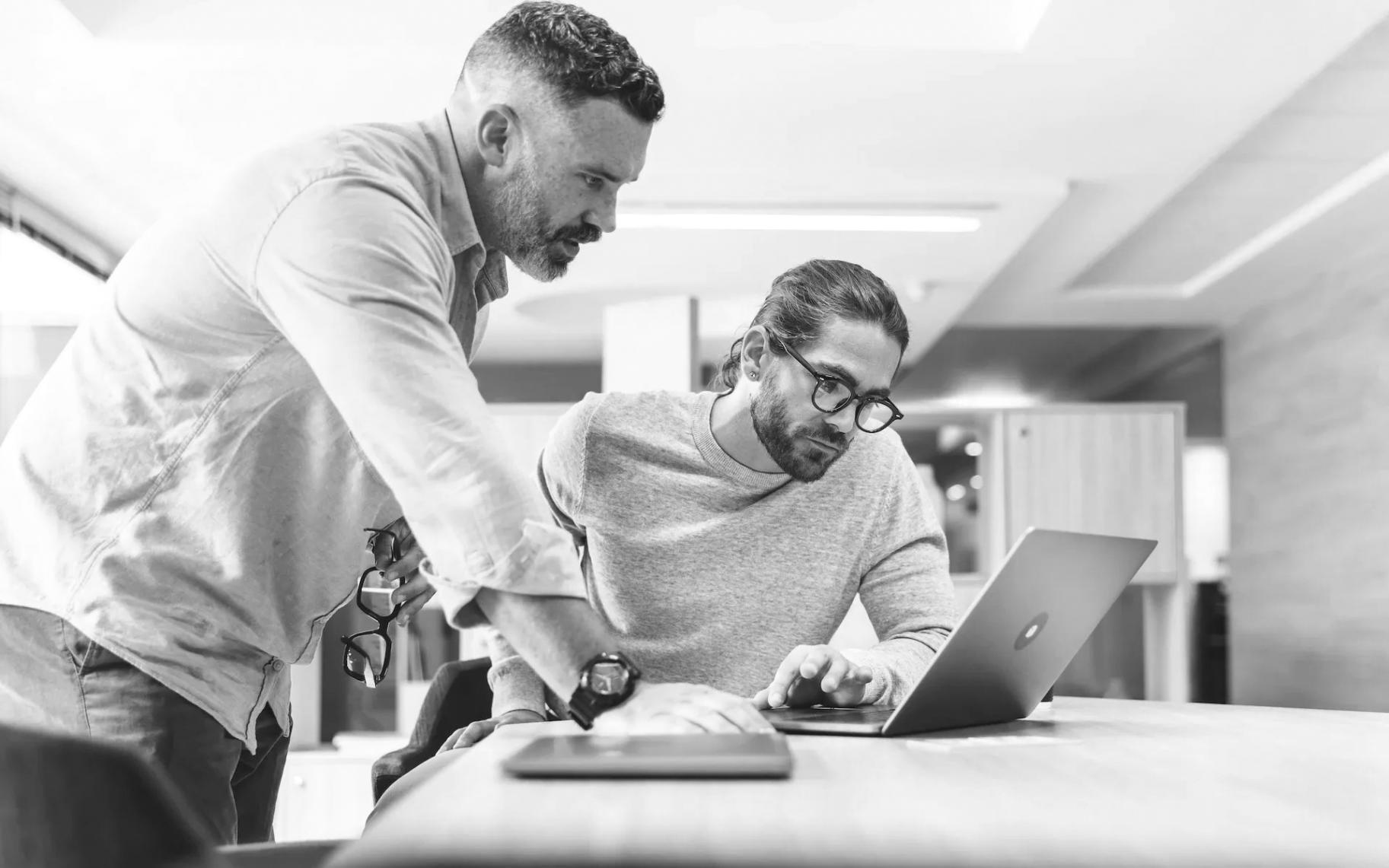 Personen in einem Gespräch während einer Trainingspause