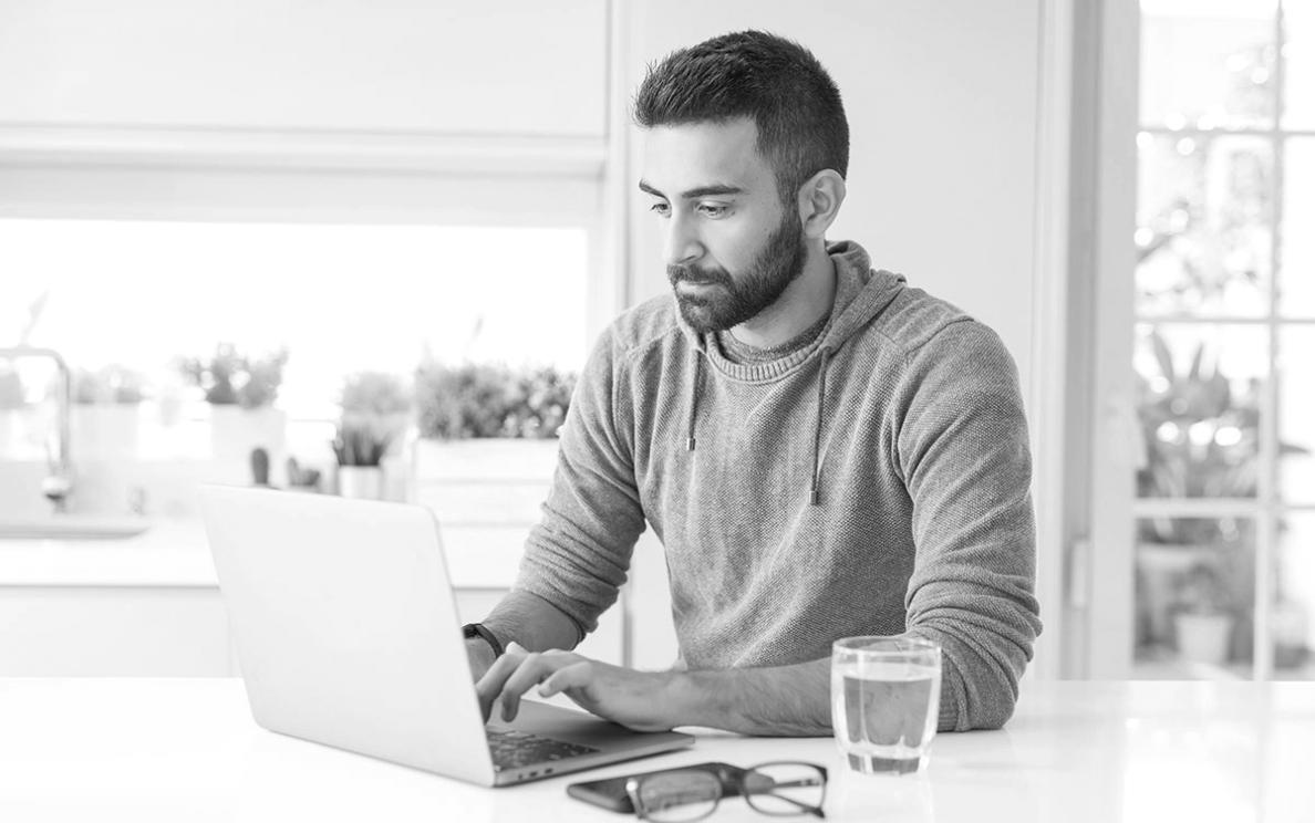 Menschen in einem Workshop lernen gemeinsam Kommunikationstechniken
