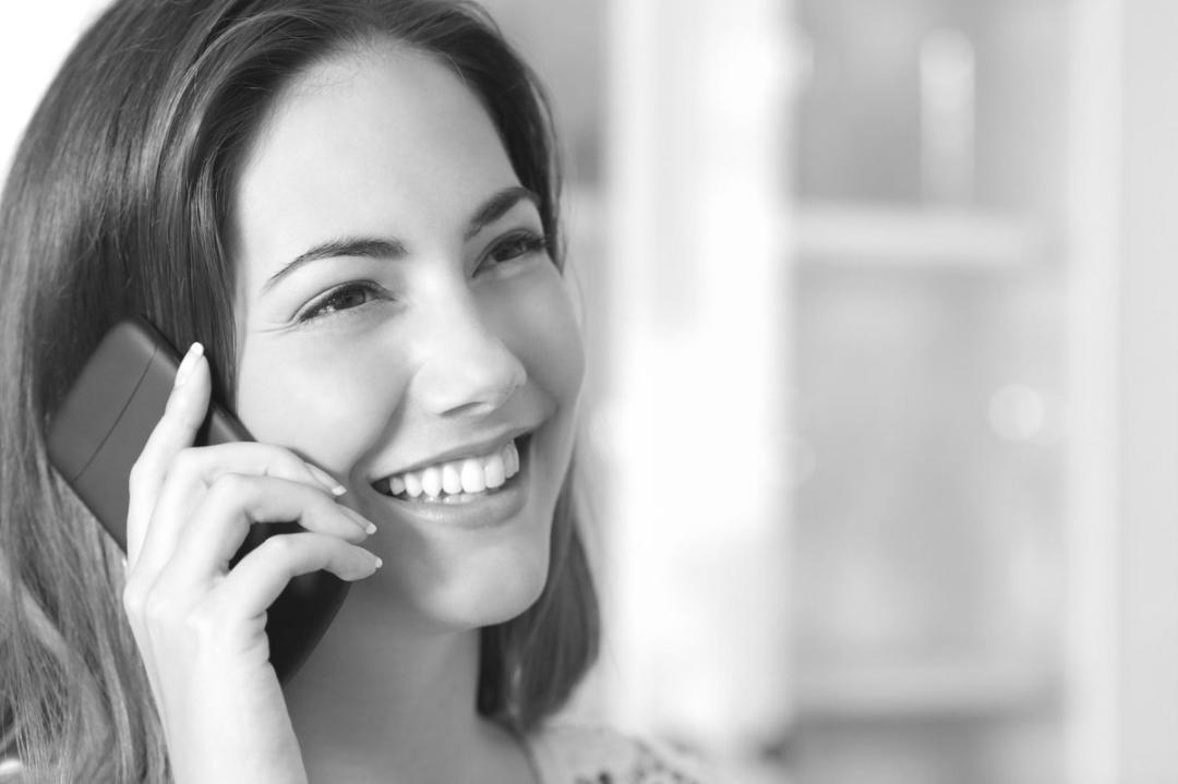 Intensive Diskussion zwischen Kollegen am Arbeitsplatz