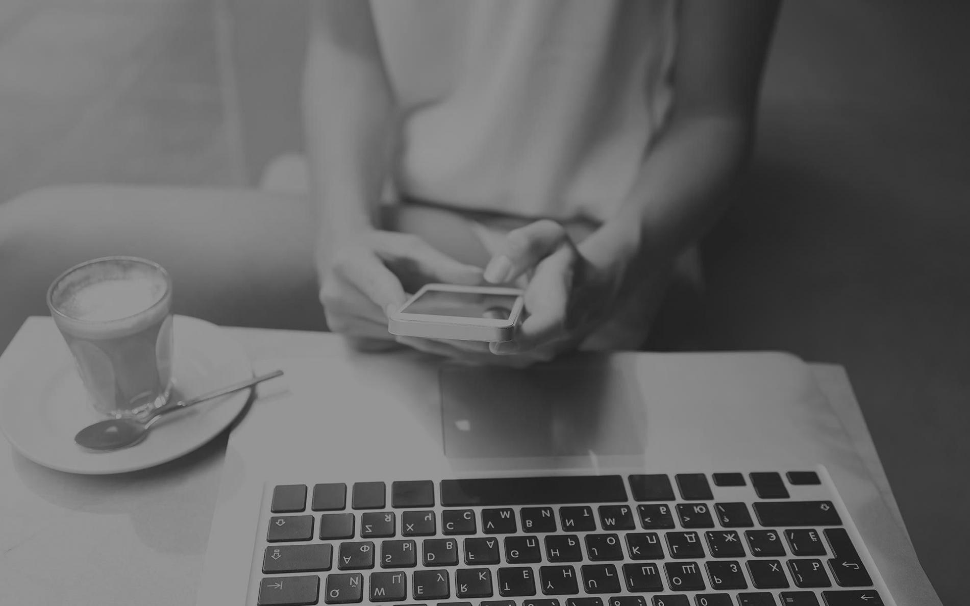 Trainer gibt individuelle Rückmeldung zu Kommunikationsmustern während einer Übungseinheit