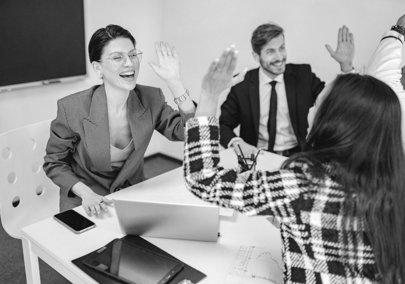 Menschen bei einem offenen Dialog in entspannter Atmosphäre