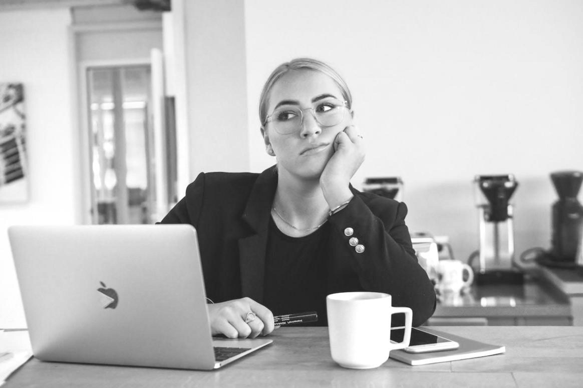 Teilnehmer in intensiver Gruppendiskussion während eines Kommunikationsworkshops