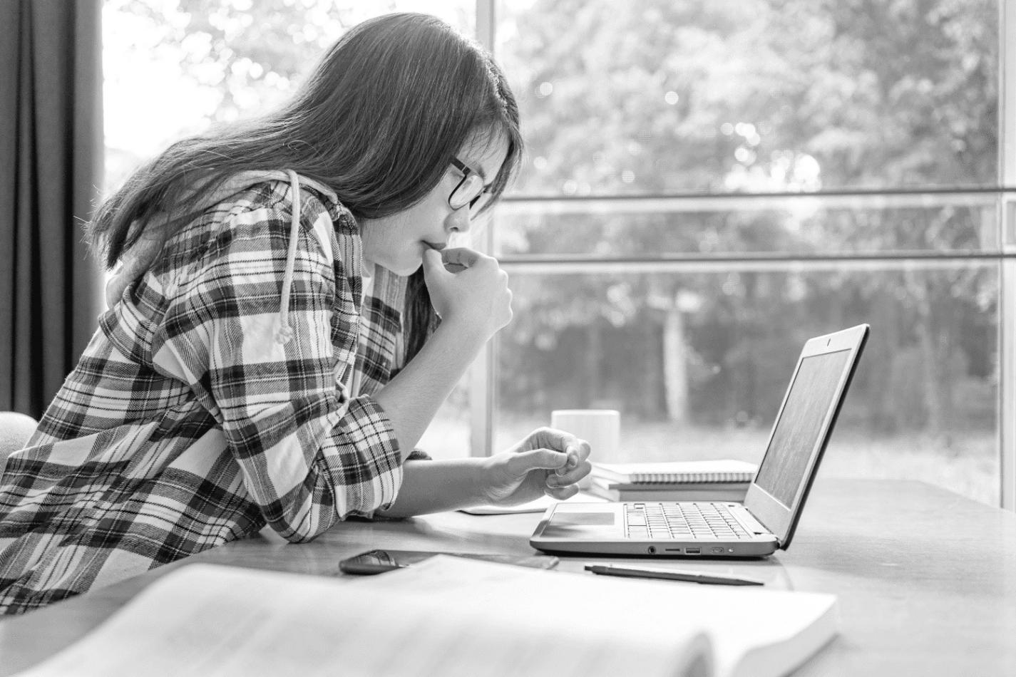 Workshopteilnehmer arbeiten gemeinsam an Kommunikationsstrategien in entspannter Gruppenatmosphäre