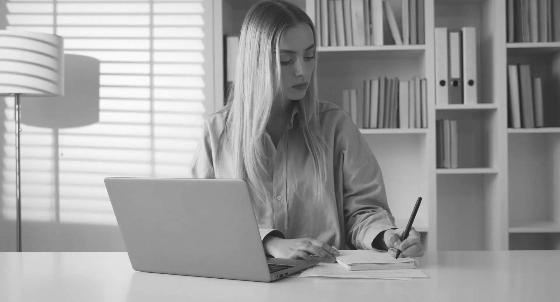 Gruppe beim gemeinsamen Erarbeiten von Lösungen